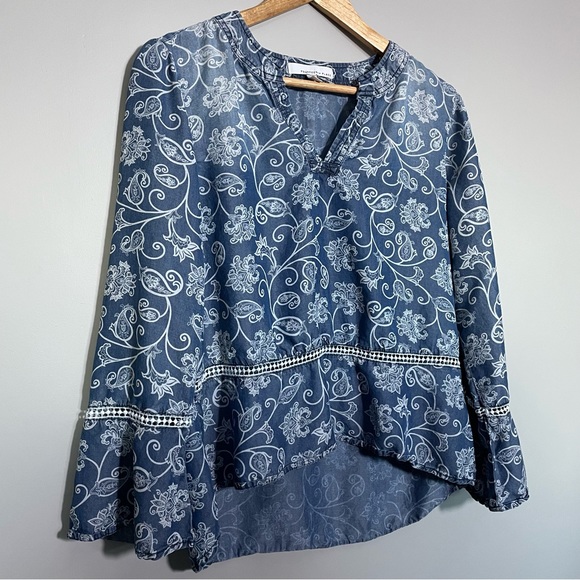 Fourteenth Place Paisley‎ Chambray Blouse with V-Neck - Size Medium - Picture 3 of 7